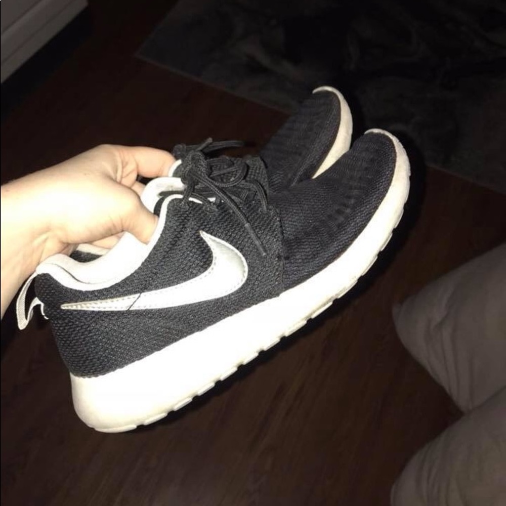 Black Nike Roshe
